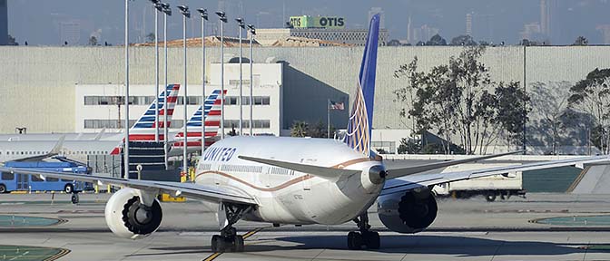 United Boeing 787-8 N27903, Los Angeles international Airport, January 19, 2015